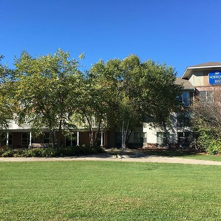 Norwood Inn And Suites Chaska Bagian luar foto