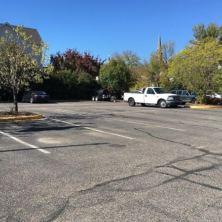 Norwood Inn And Suites Chaska Bagian luar foto