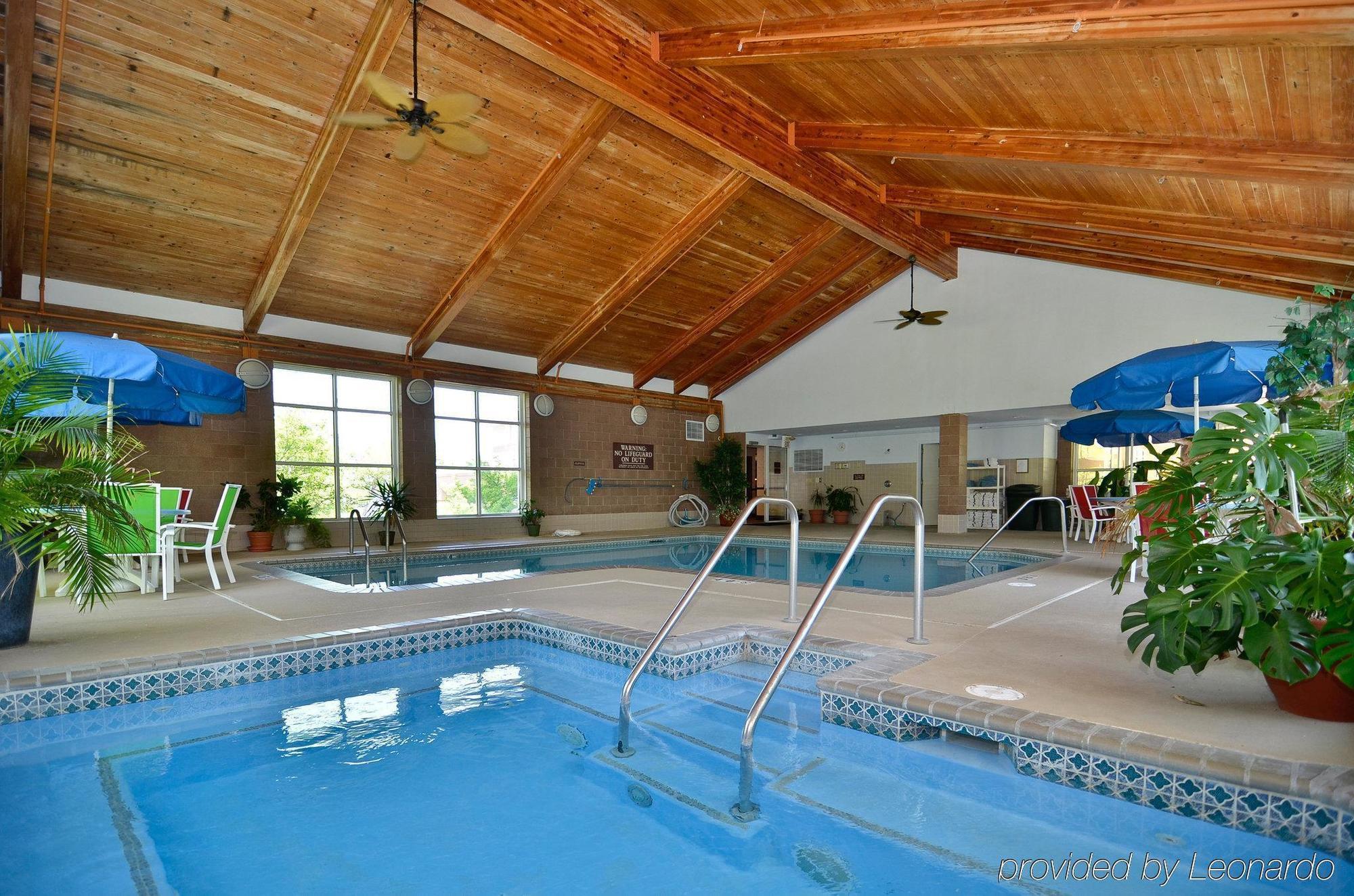 Norwood Inn And Suites Chaska Bagian luar foto