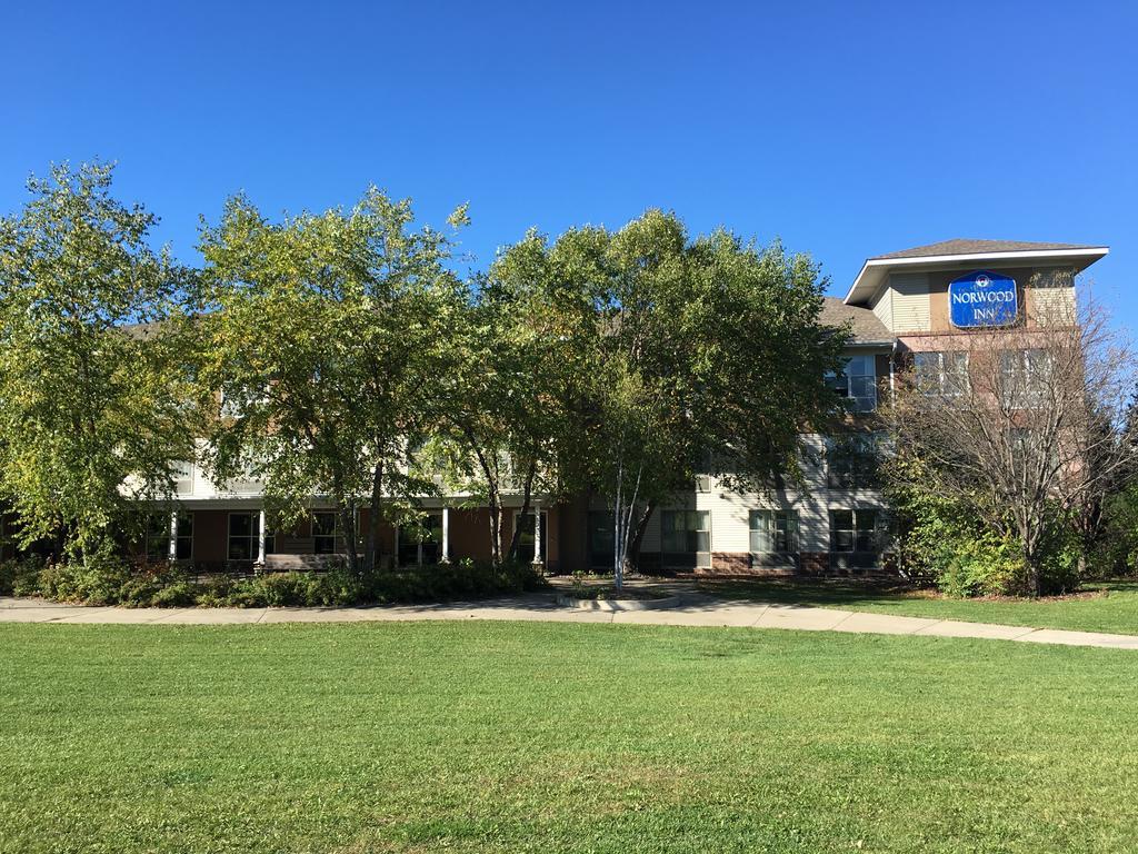 Norwood Inn And Suites Chaska Bagian luar foto