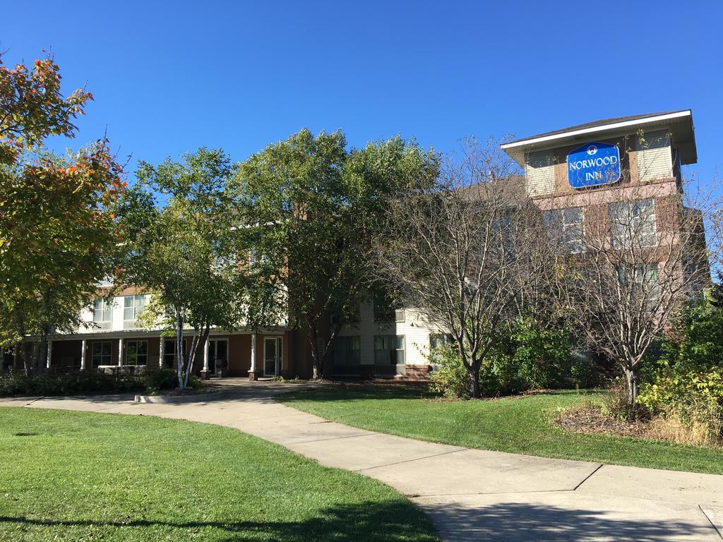 Norwood Inn And Suites Chaska Bagian luar foto