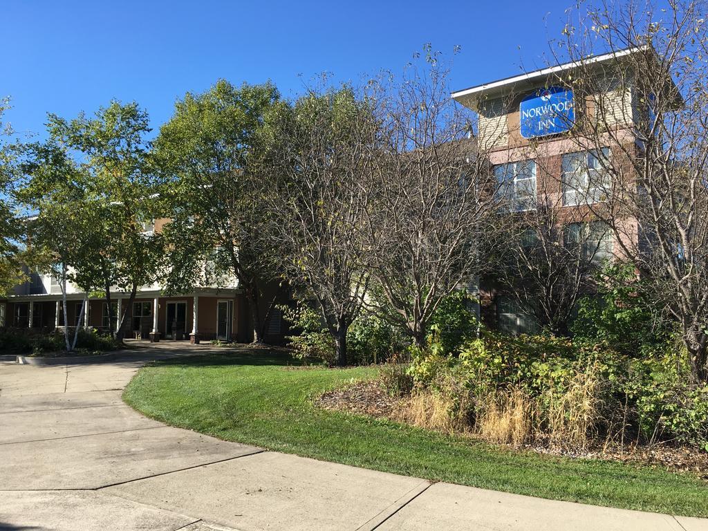 Norwood Inn And Suites Chaska Bagian luar foto