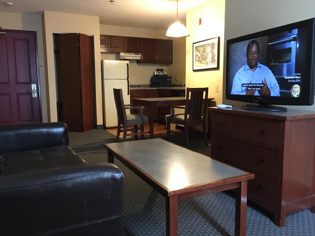 Norwood Inn And Suites Chaska Bagian luar foto