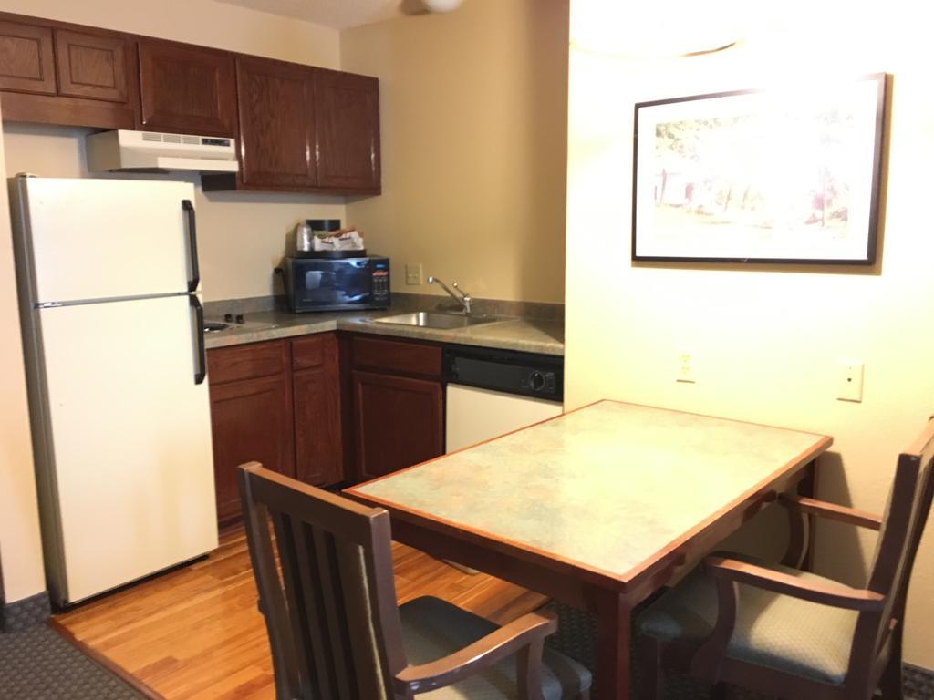 Norwood Inn And Suites Chaska Bagian luar foto