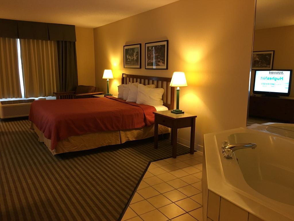 Norwood Inn And Suites Chaska Bagian luar foto