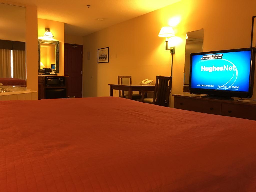 Norwood Inn And Suites Chaska Bagian luar foto