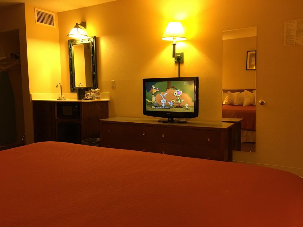 Norwood Inn And Suites Chaska Bagian luar foto