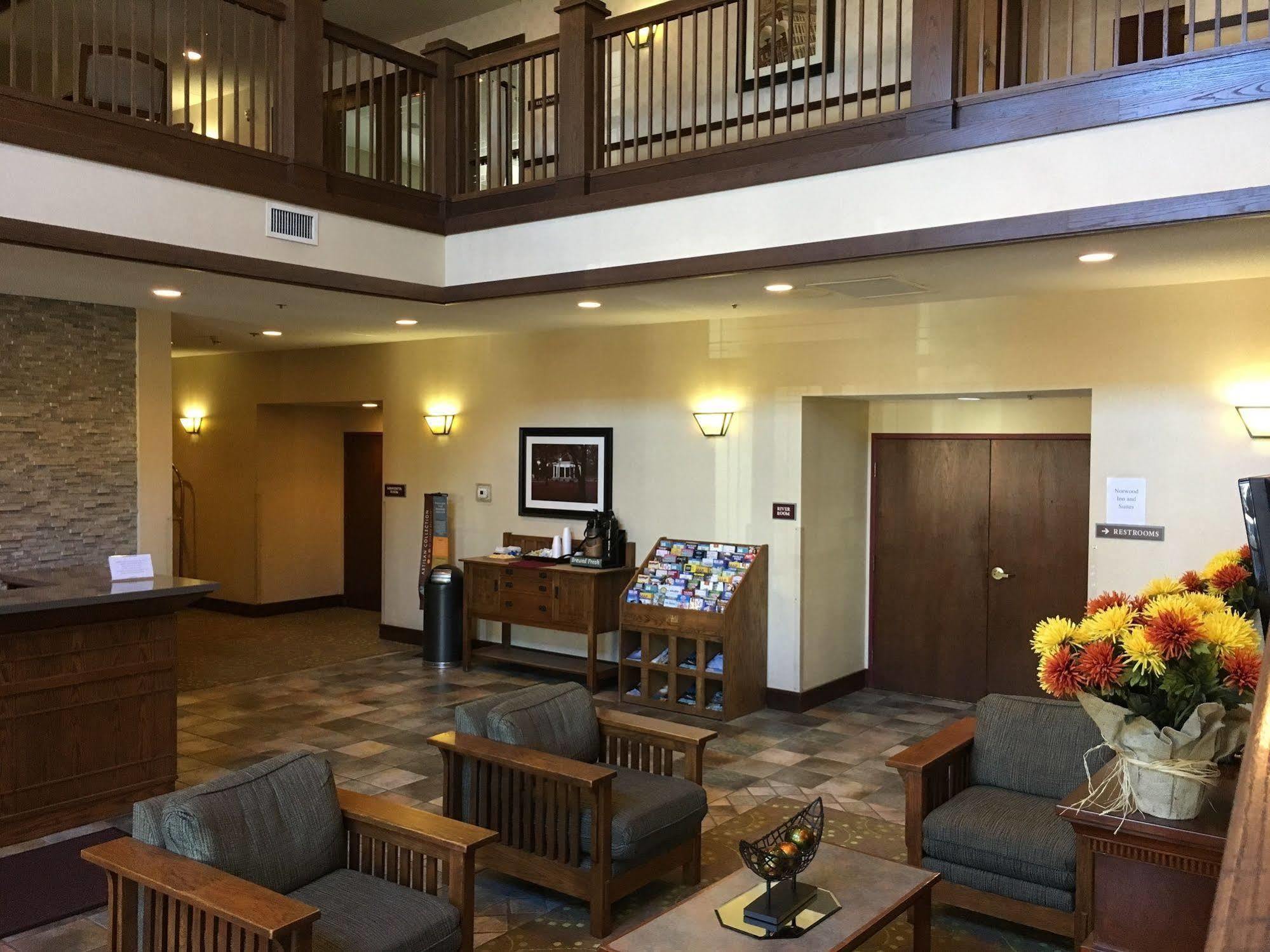 Norwood Inn And Suites Chaska Bagian luar foto