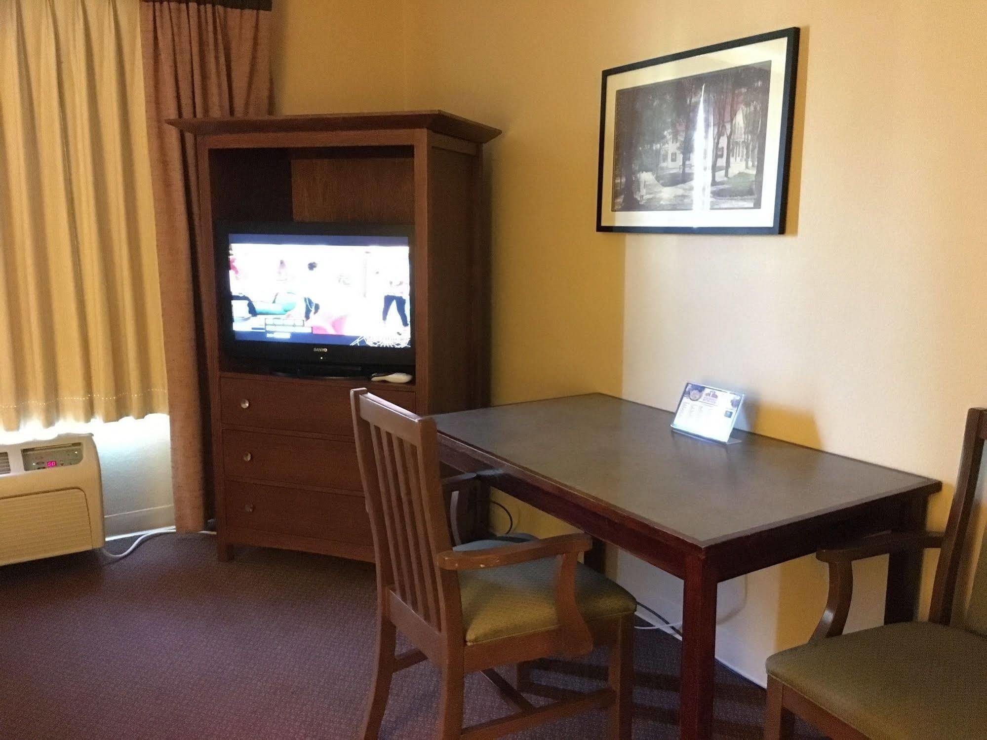 Norwood Inn And Suites Chaska Bagian luar foto