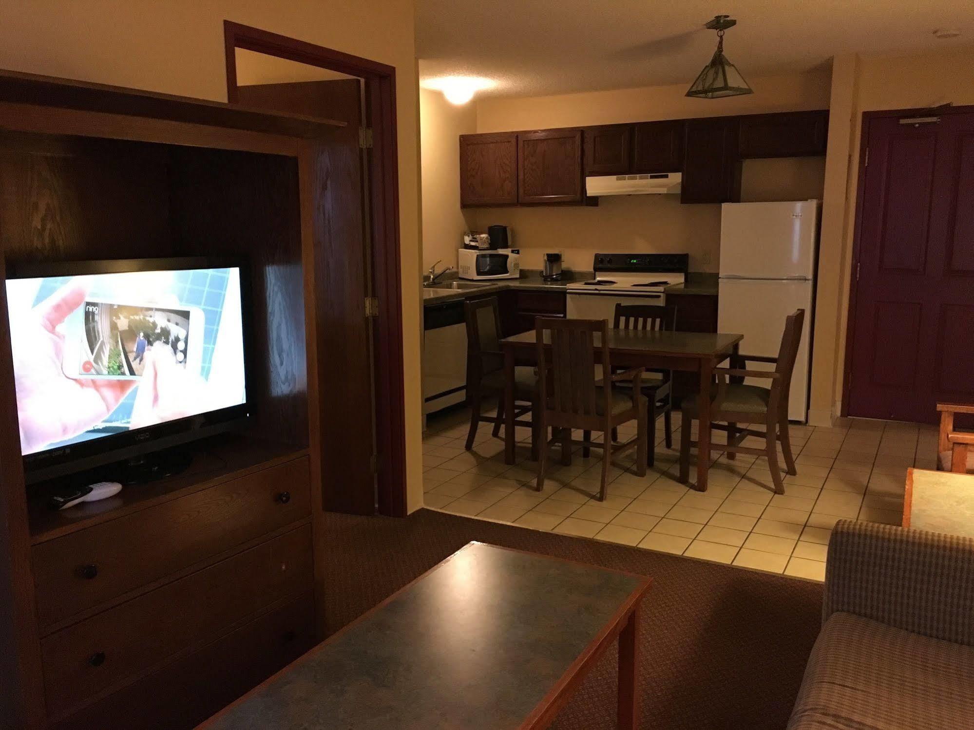 Norwood Inn And Suites Chaska Bagian luar foto
