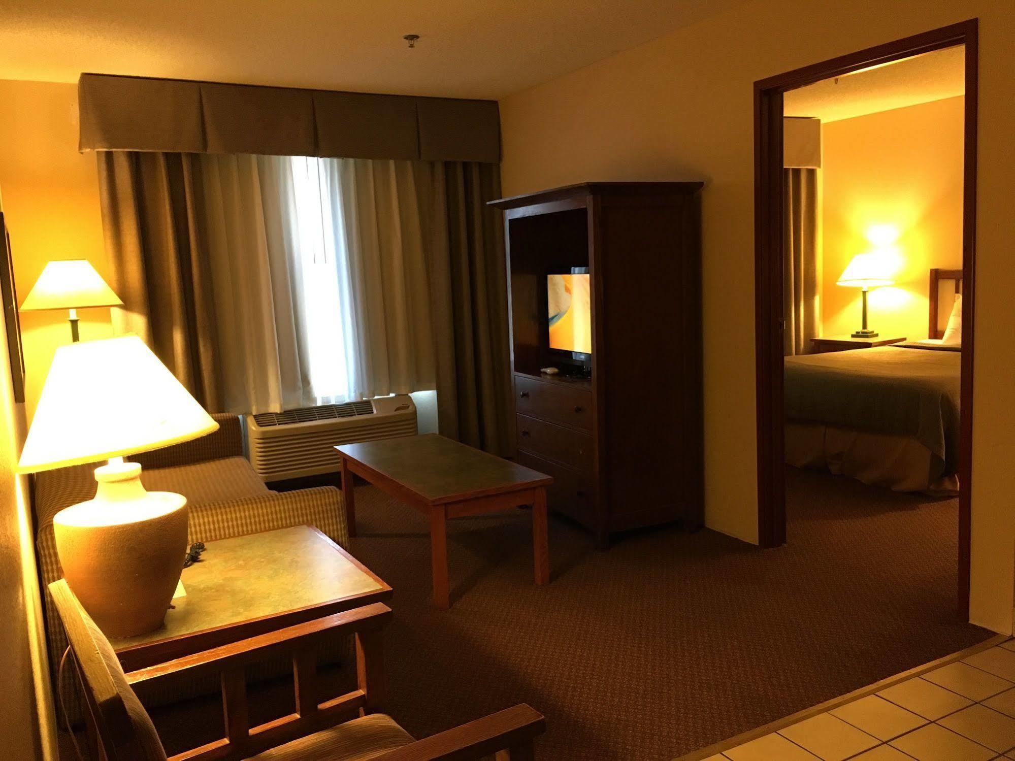Norwood Inn And Suites Chaska Bagian luar foto