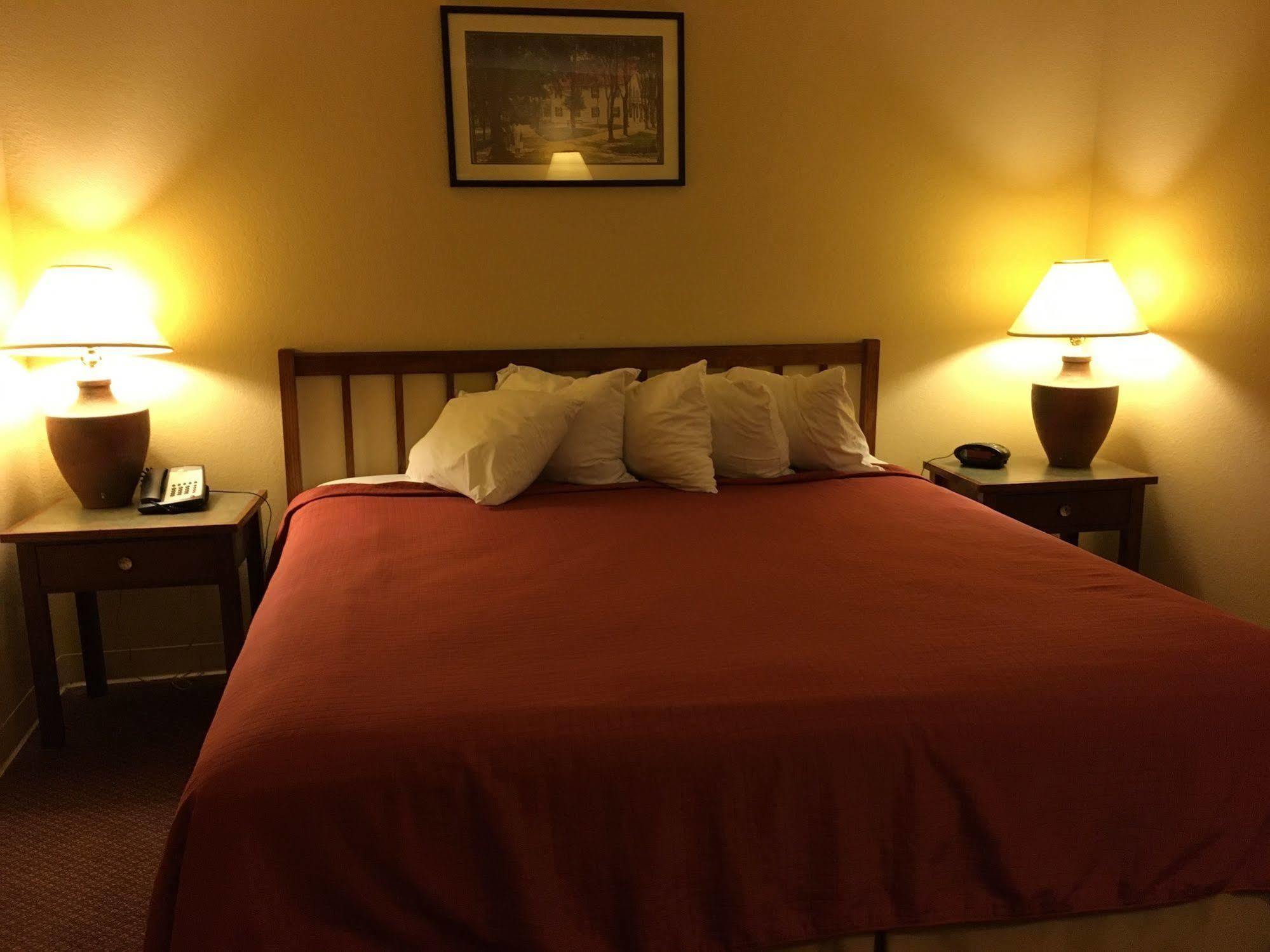 Norwood Inn And Suites Chaska Bagian luar foto