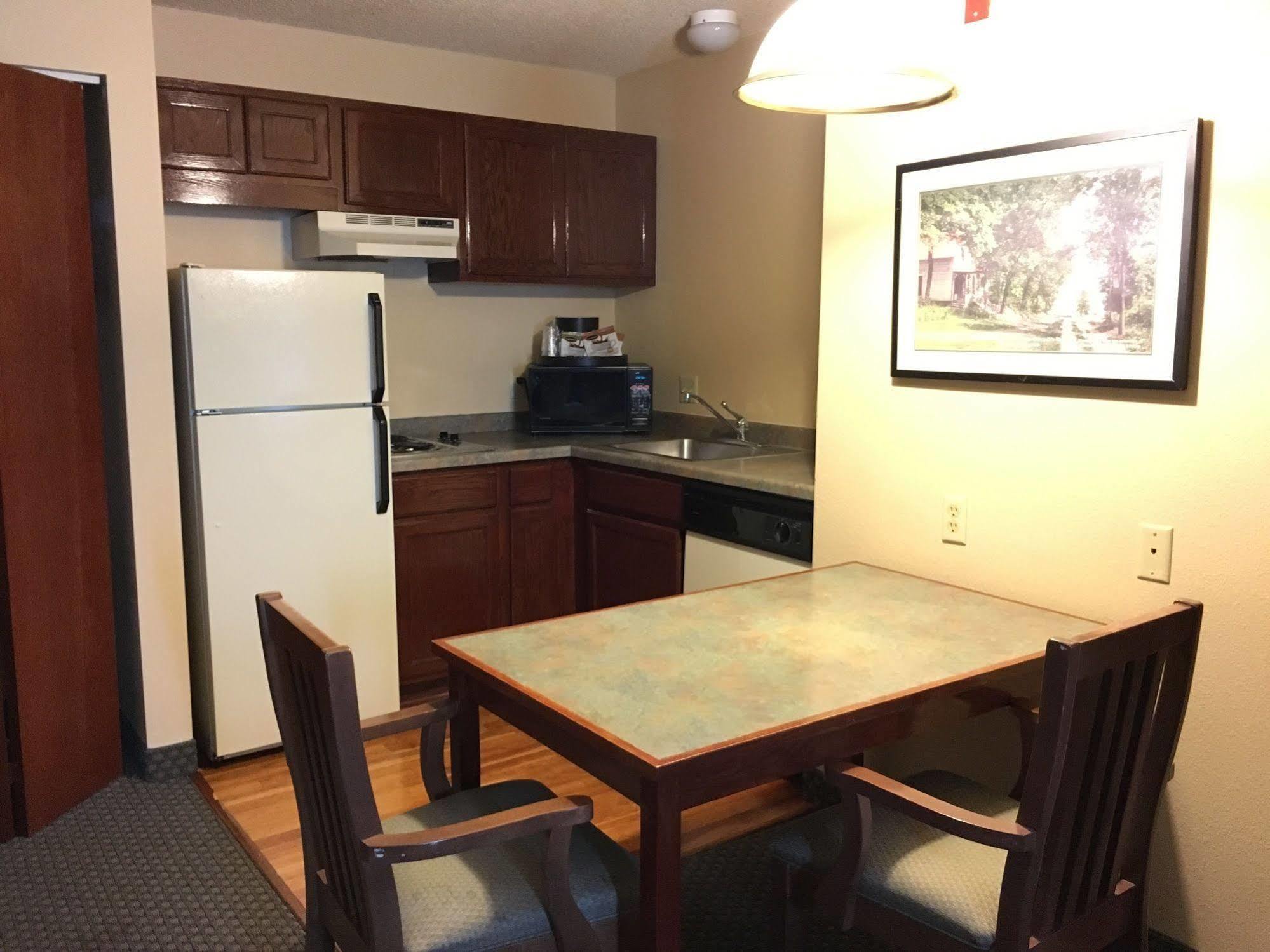 Norwood Inn And Suites Chaska Bagian luar foto