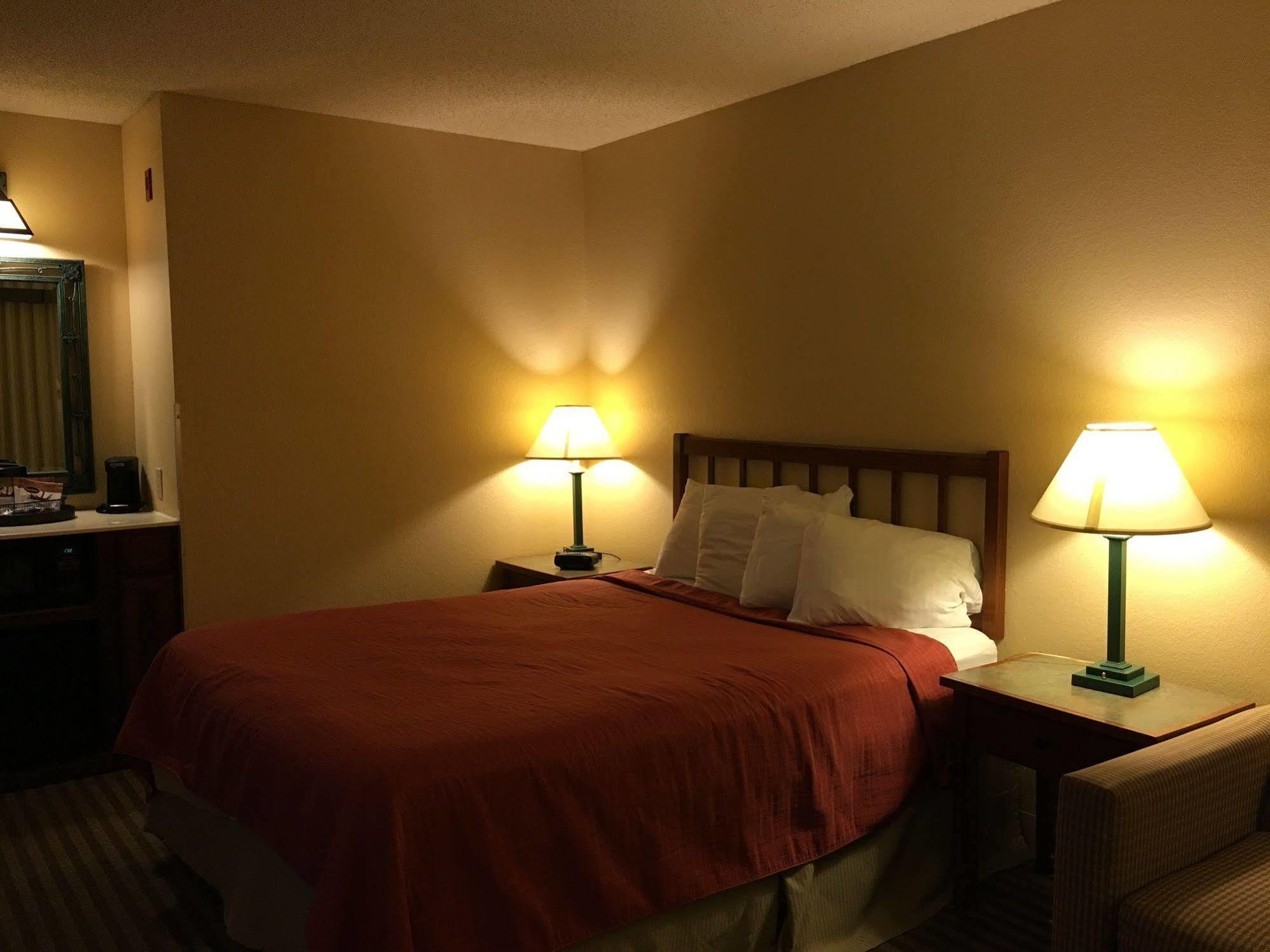 Norwood Inn And Suites Chaska Bagian luar foto
