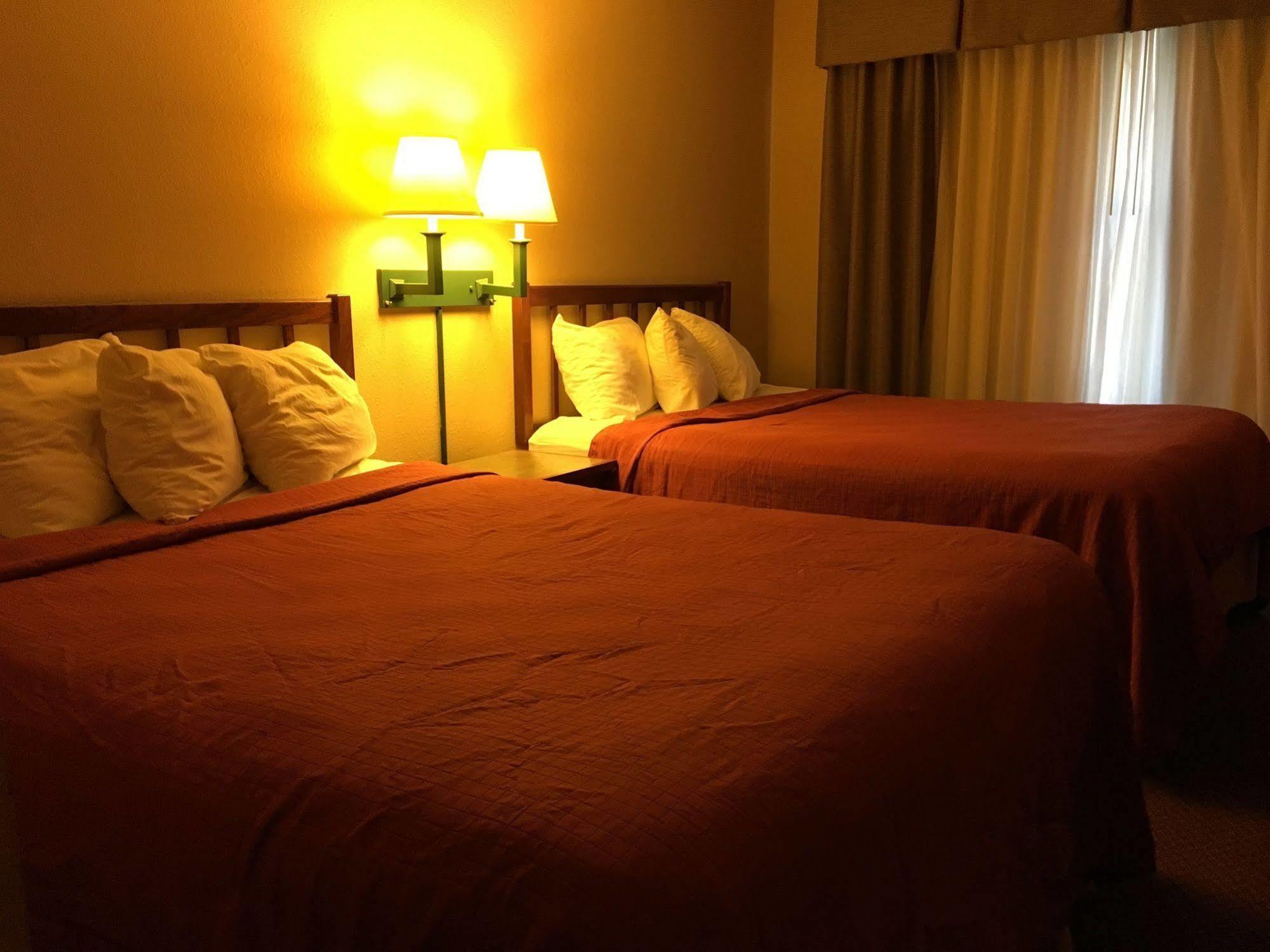 Norwood Inn And Suites Chaska Bagian luar foto