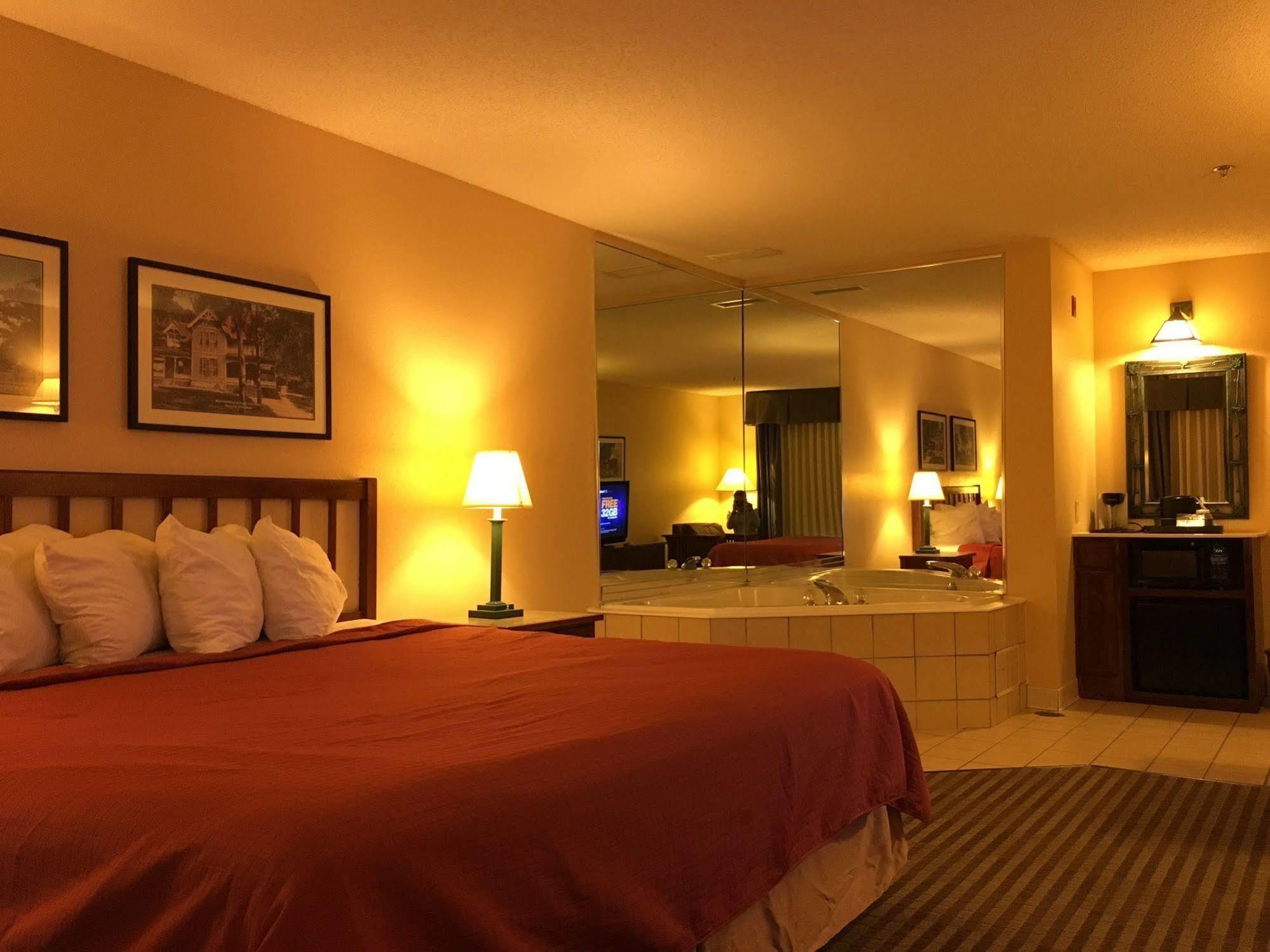 Norwood Inn And Suites Chaska Bagian luar foto