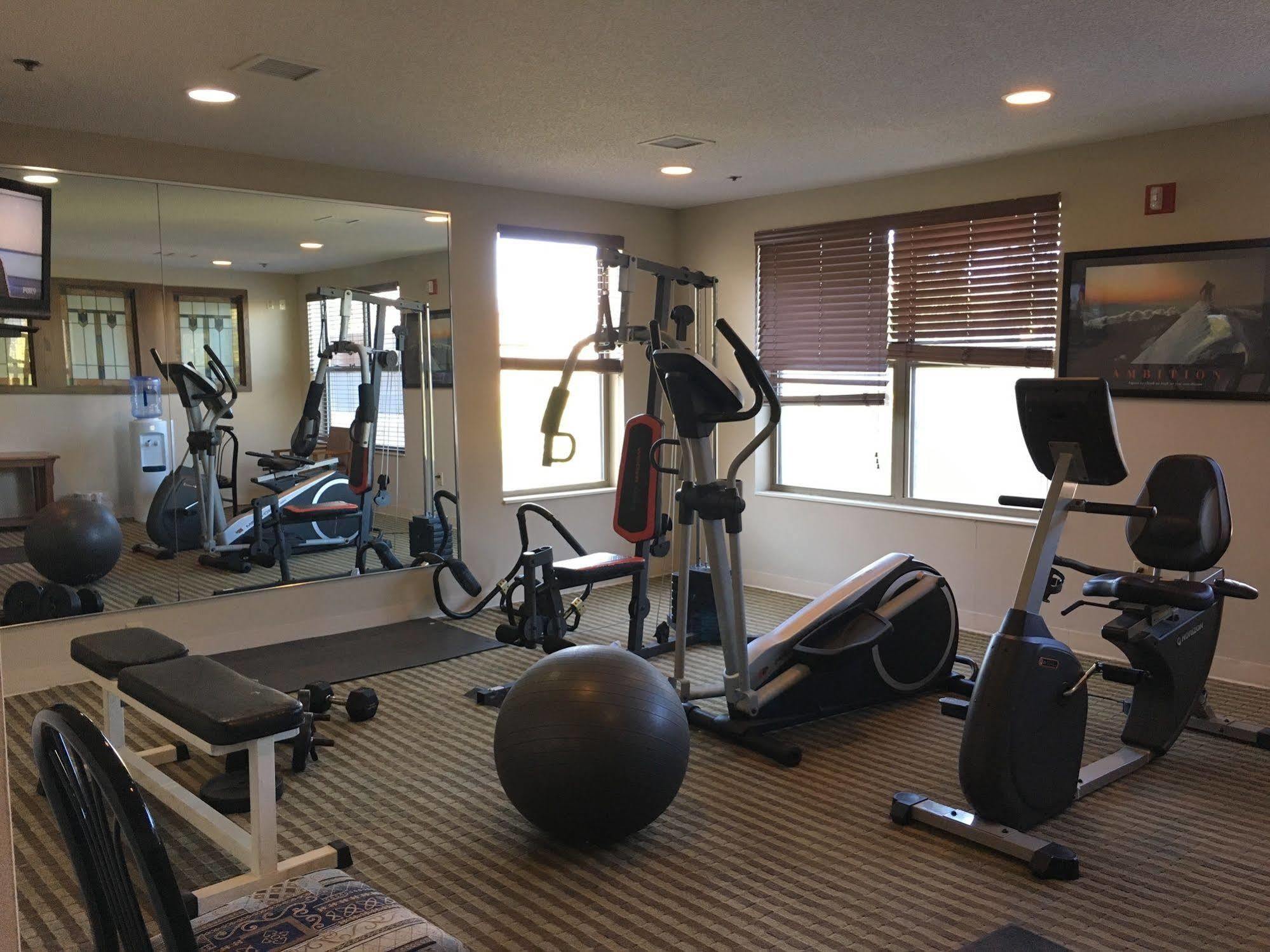Norwood Inn And Suites Chaska Bagian luar foto