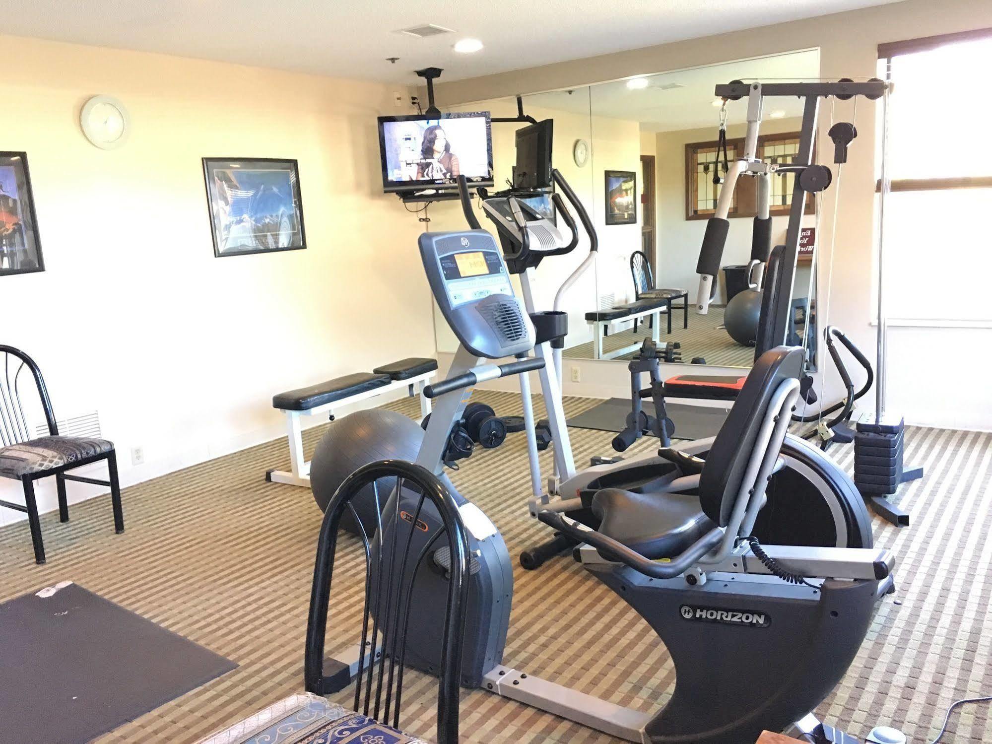 Norwood Inn And Suites Chaska Bagian luar foto