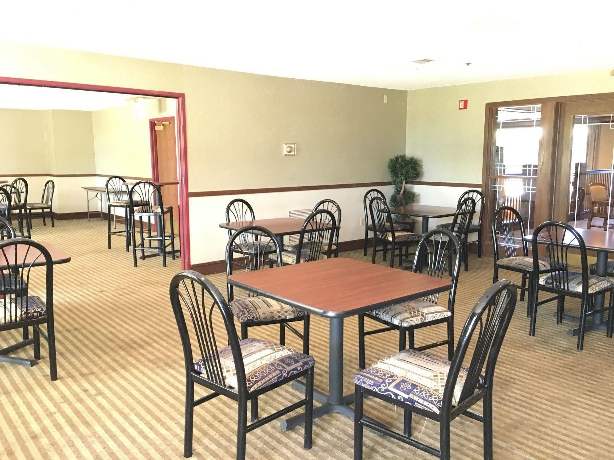 Norwood Inn And Suites Chaska Bagian luar foto