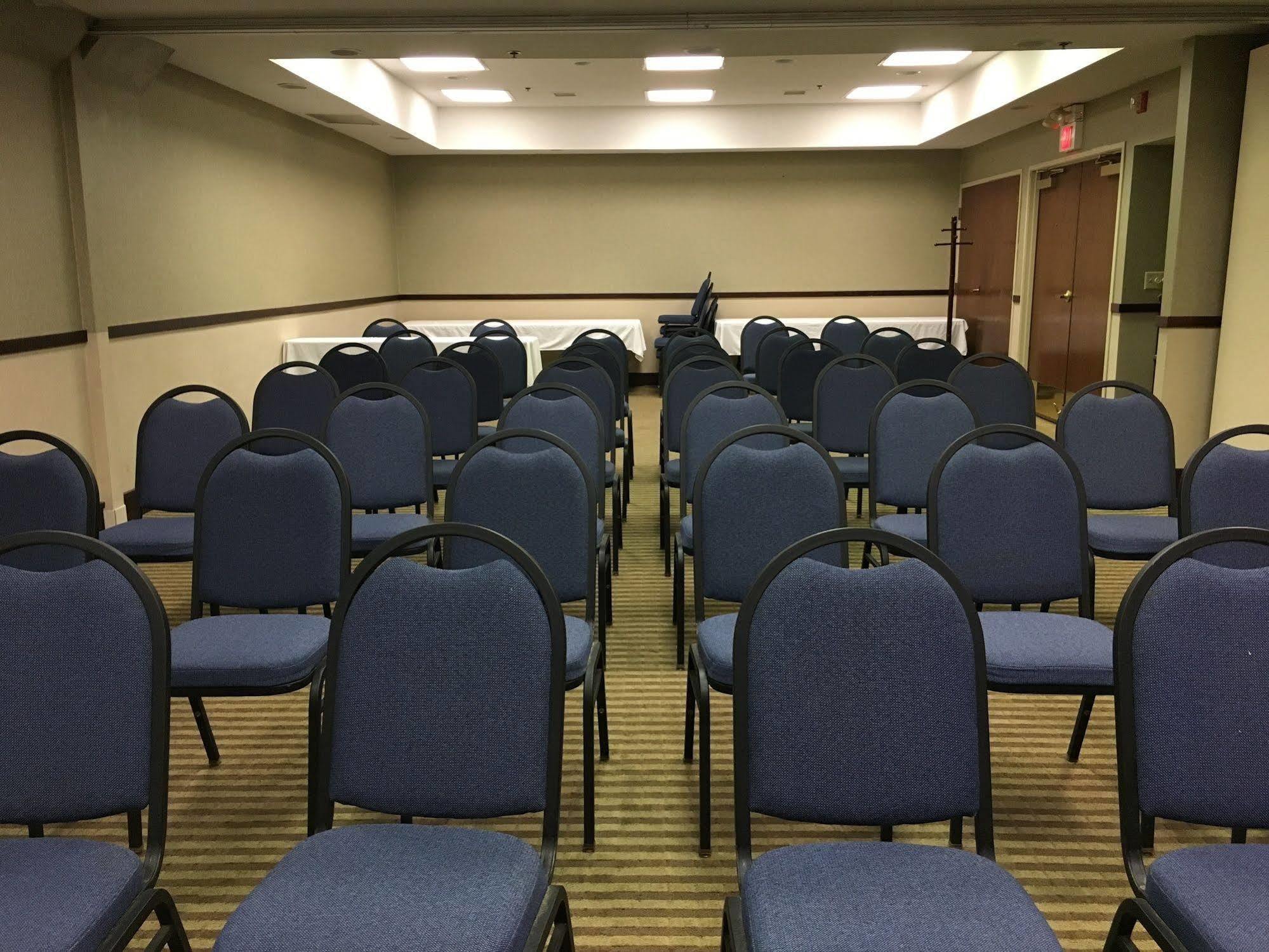 Norwood Inn And Suites Chaska Bagian luar foto